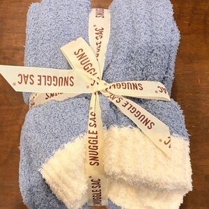 Blue and White Throw Blanket - Snuggle sac